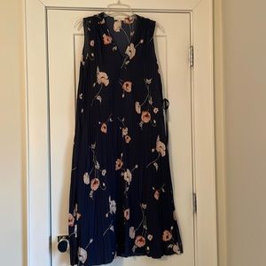 Vince dress in size small. Beautiful pattern and pleated detail.